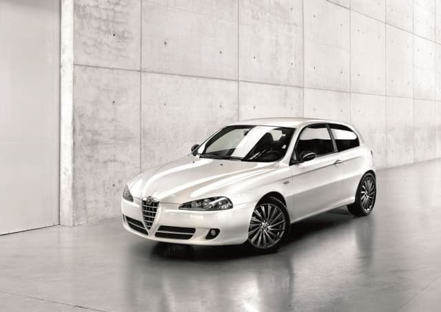 2004 Alfa Romeo 147 (facelift 2004) 3-doors 1.6 TS ECO 16V (105 Hp)